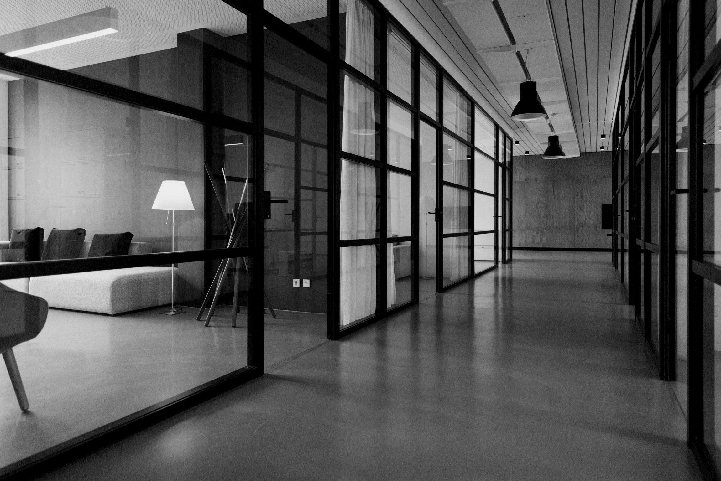 Büro mit Glaswänden in Schwarz-Weiß